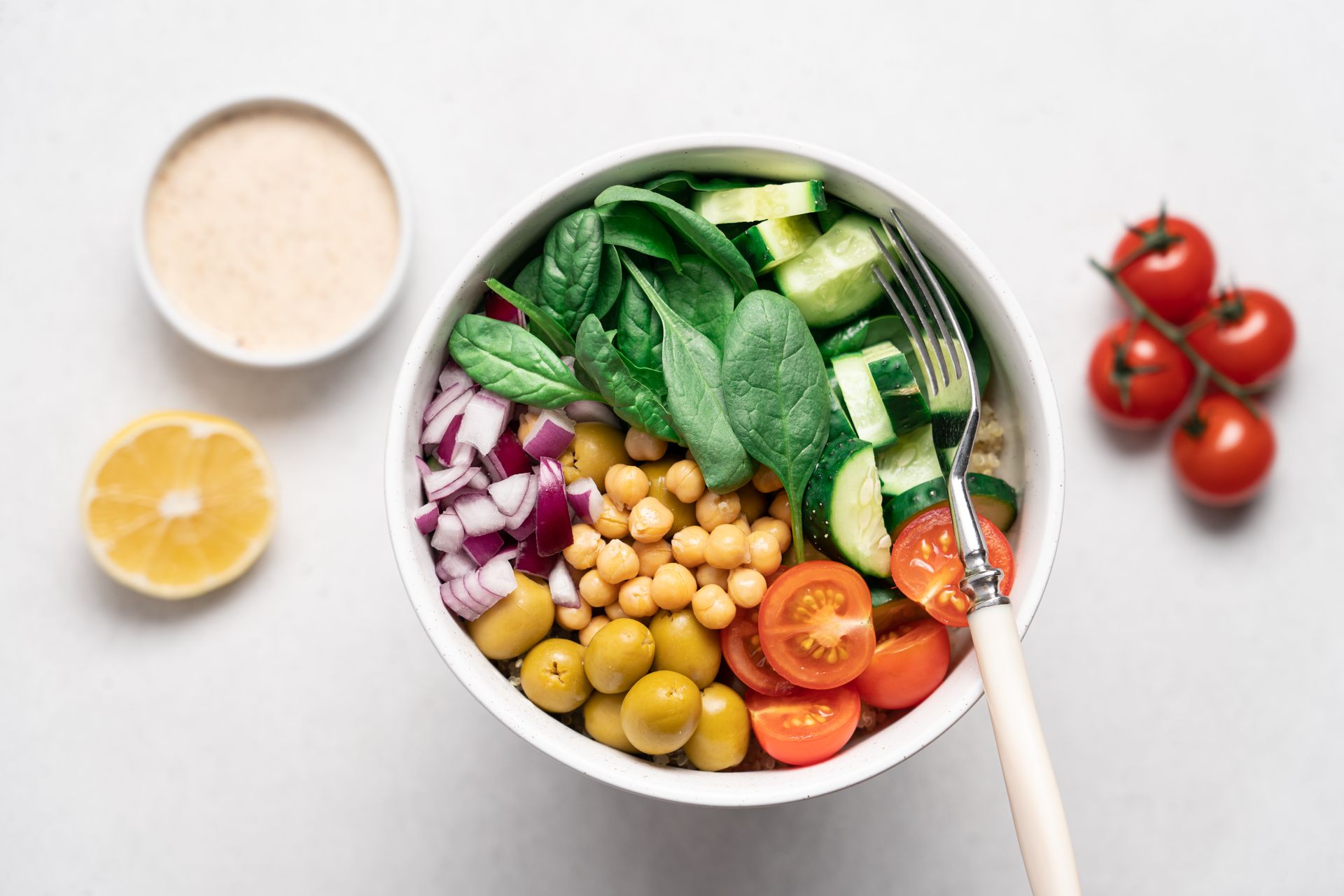 Un bol rempli de légumes avec une fourchette