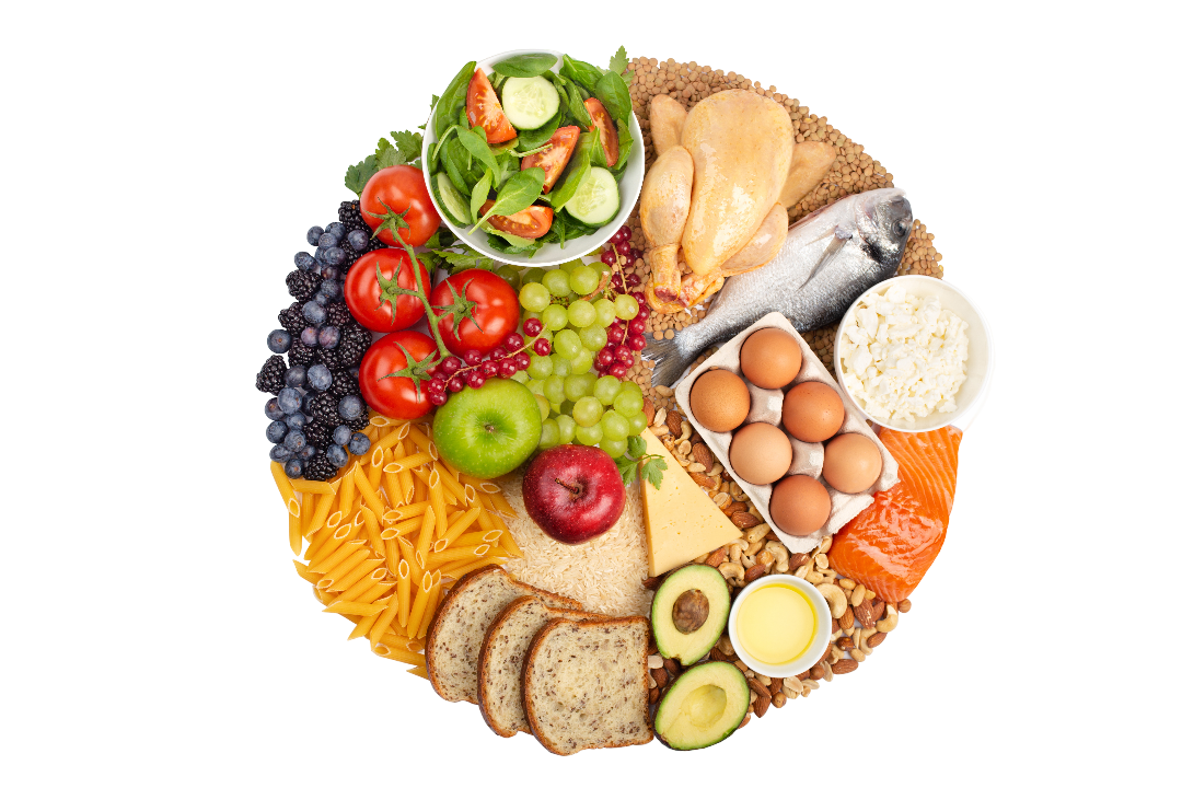 Main tenant une pomme verte enveloppée d'un ruban à mesurer, favorisant une alimentation saine et la perte de poids.