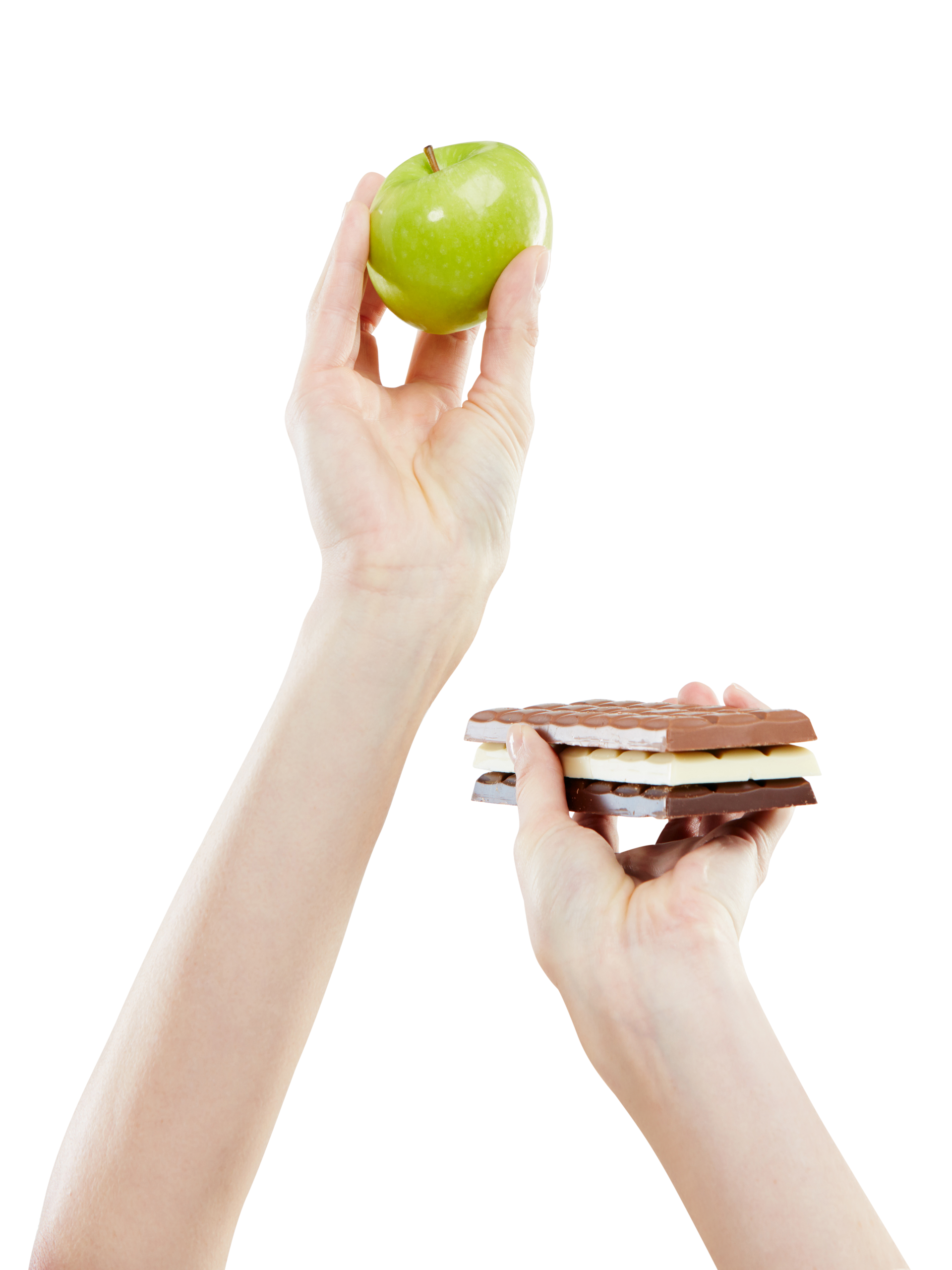 Mains tenant une pomme verte et des barres de chocolat superposées, symbolisant un choix alimentaire sain ou malsain.