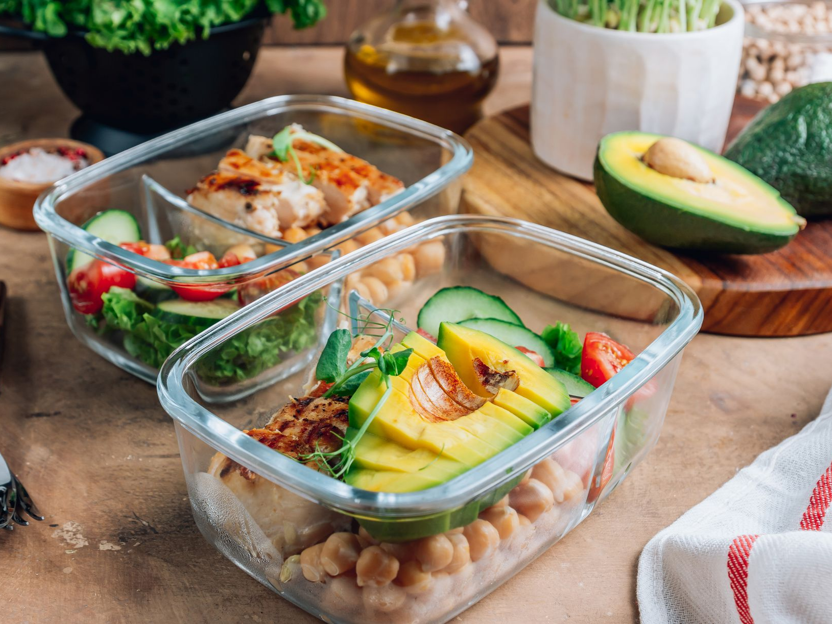 Contenants de préparation de repas avec salades de pois chiches, d'avocat et de poulet.