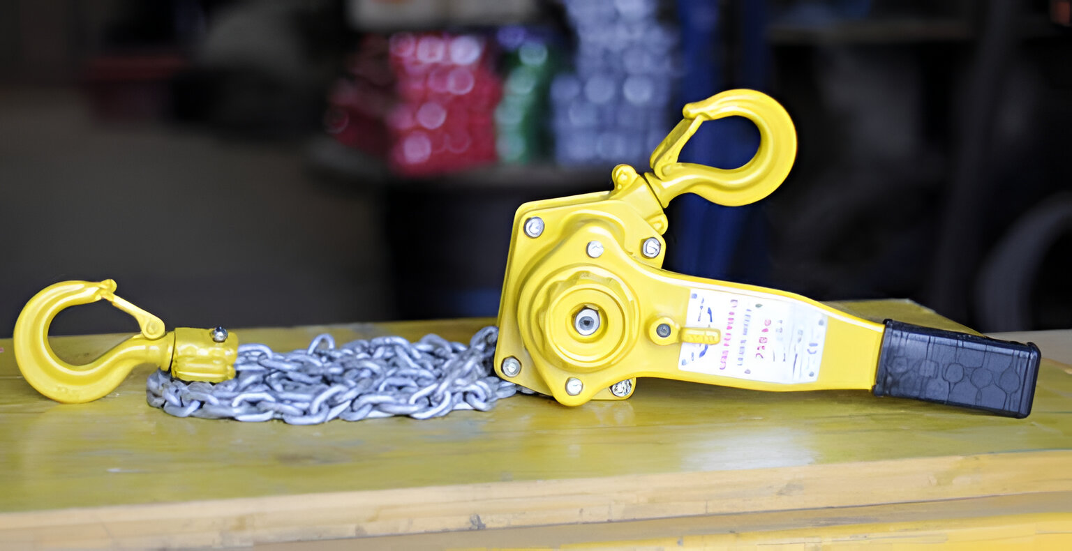 Palan à chaîne jaune avec crochets, chaîne et levier sur une surface jaune, à l'intérieur.Palan à chaîne jaune avec crochets, chaîne et levier sur une surface jaune, à l'intérieur.