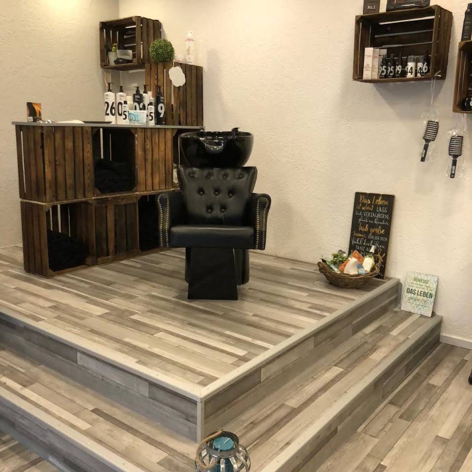 Haarwäschestuhl auf Podest mit zwei Stufen