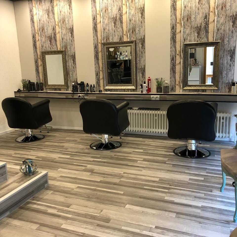 drei schwarze Friseurstühle