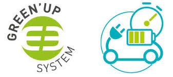 Logo du système Green'Up avec une prise et une batterie verte dans un dessin de voiture électrique turquoise.