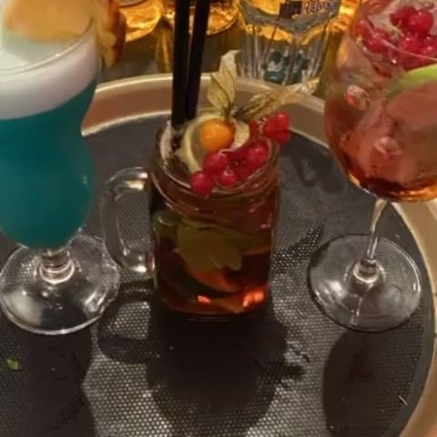 Auf einem Tablett auf einem Tisch stehen drei verschiedenfarbige Getränke. Foto von der Havanna Brugg GmbH