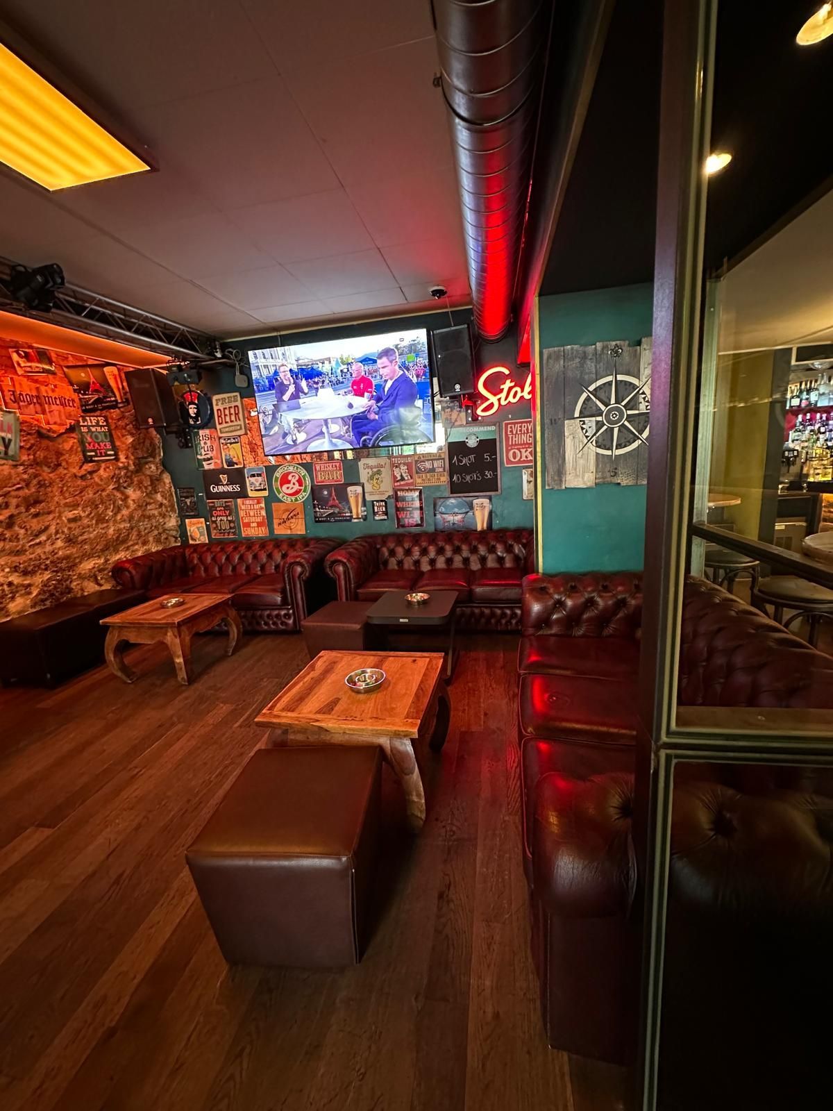 Auf einer Bar stehen drei verschiedene Cocktailsorten.