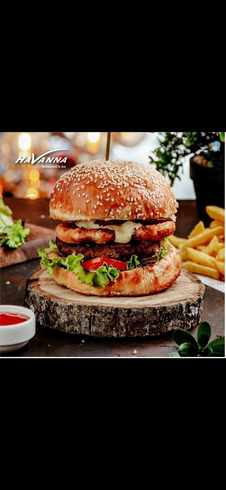 Ein Tisch mit Tellern voller Essen und einem Glas Wein.