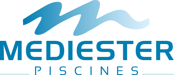 Logo de MEDIESTER Piscines. Symbole ondulé bleu sur le mot MEDIESTER et le mot PISCINES en dessous.