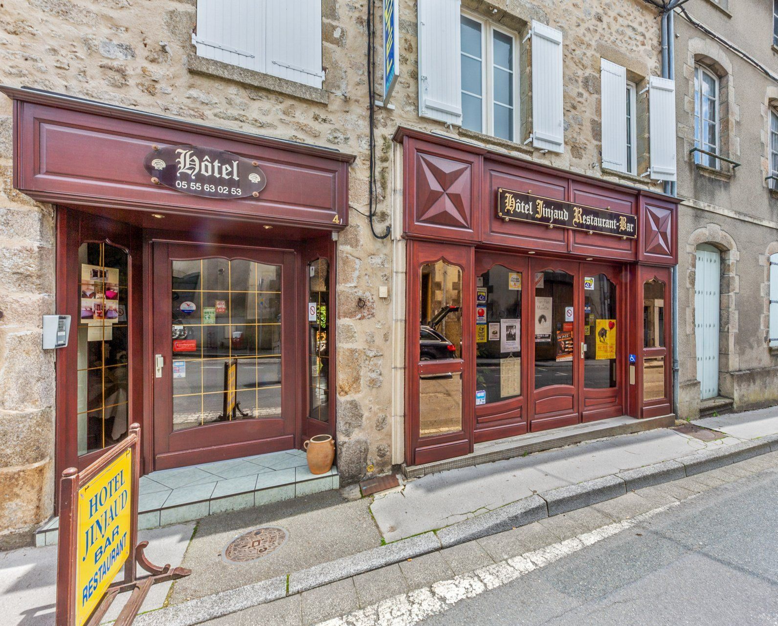 Façade de l'hôtel - de gauche