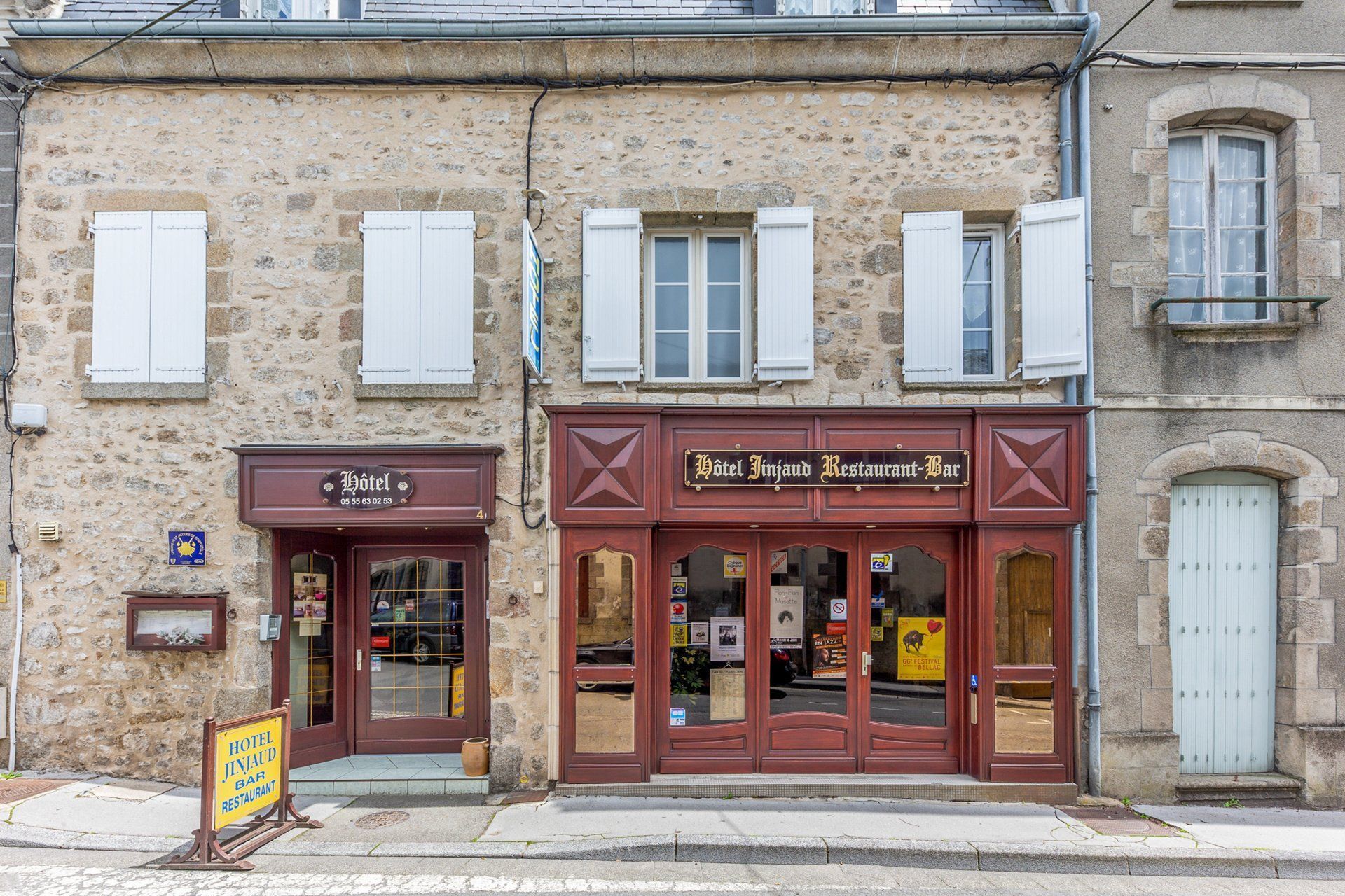 Façade de l'hôtel - en face