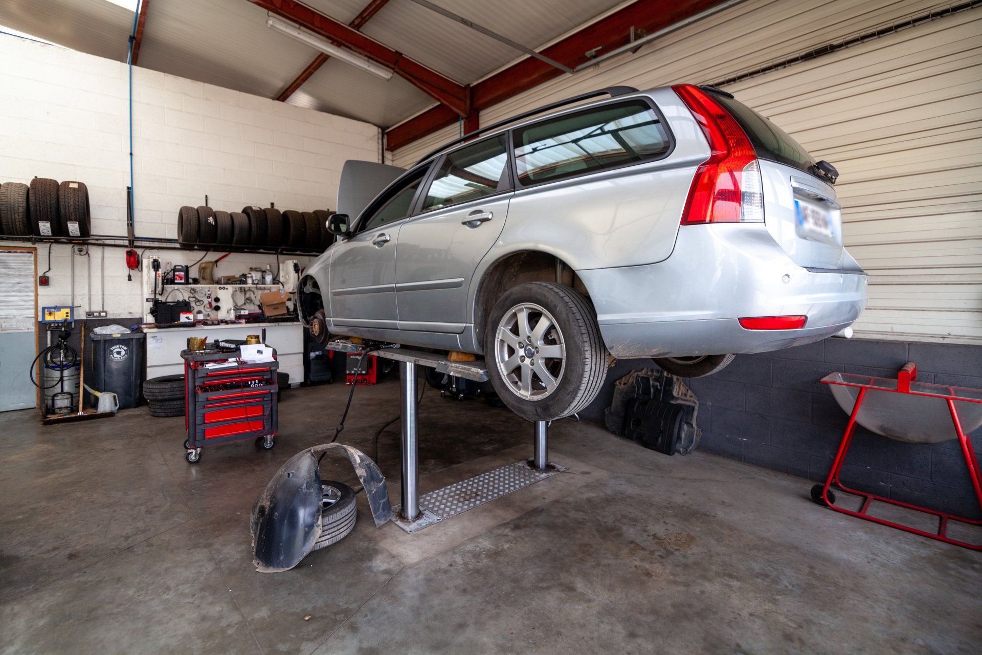 Voiture en hauteur pour réparation