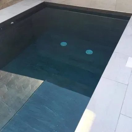 Una gran piscina con dos círculos azules en ella.