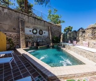 Hay una gran piscina en el patio trasero de una casa.