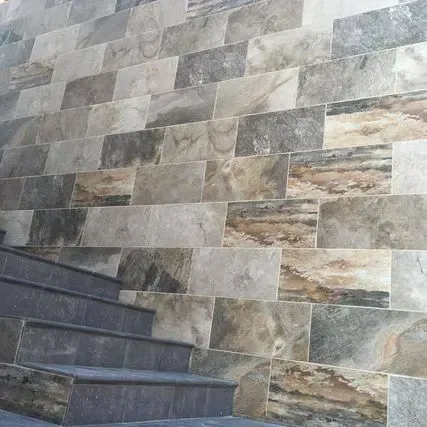 Un muro de piedra con escaleras que conducen a él.