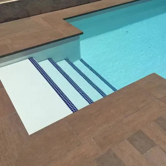 Una piscina con escaleras que conducen a ella.