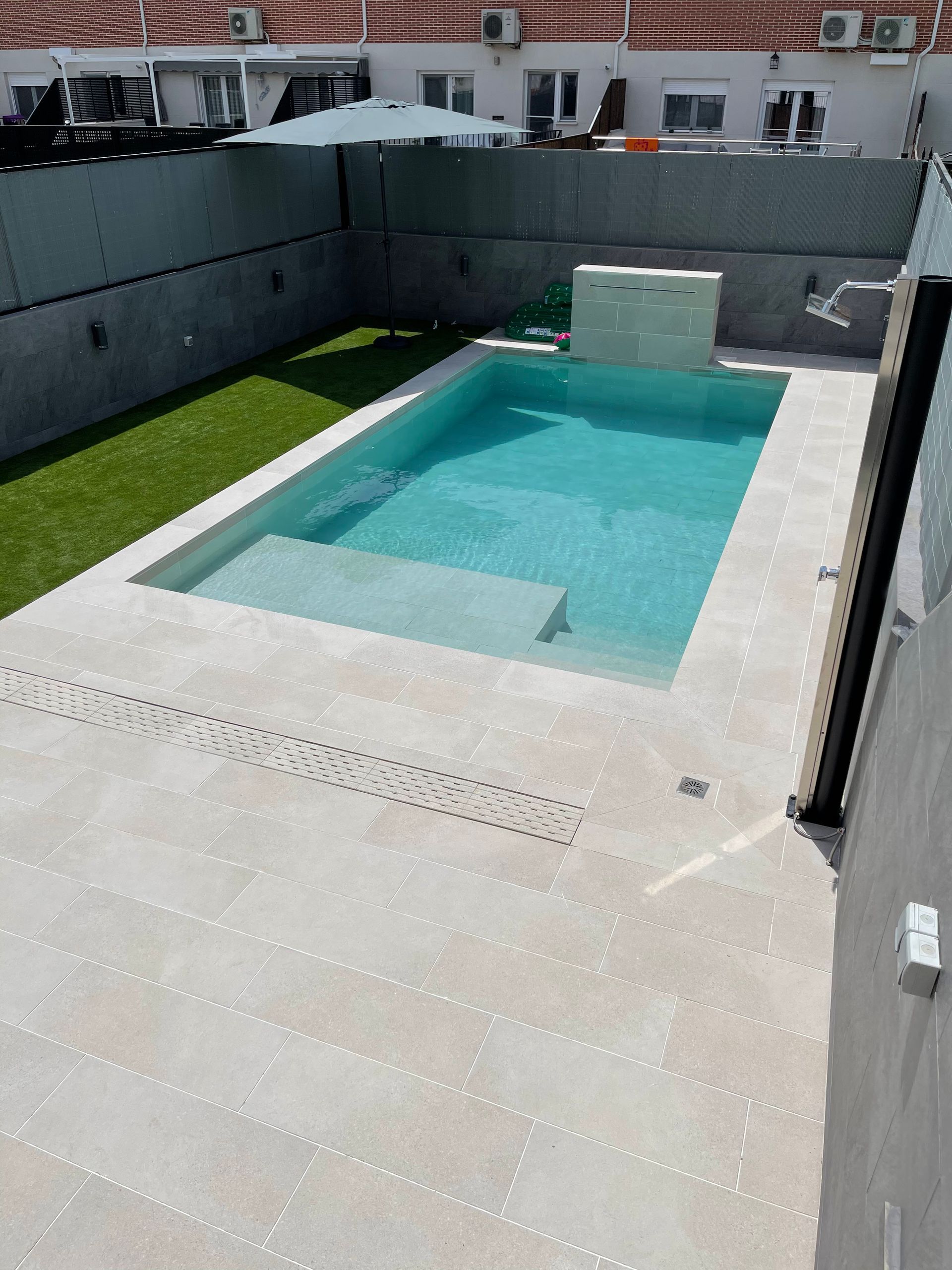Una gran piscina en el patio trasero de una casa.