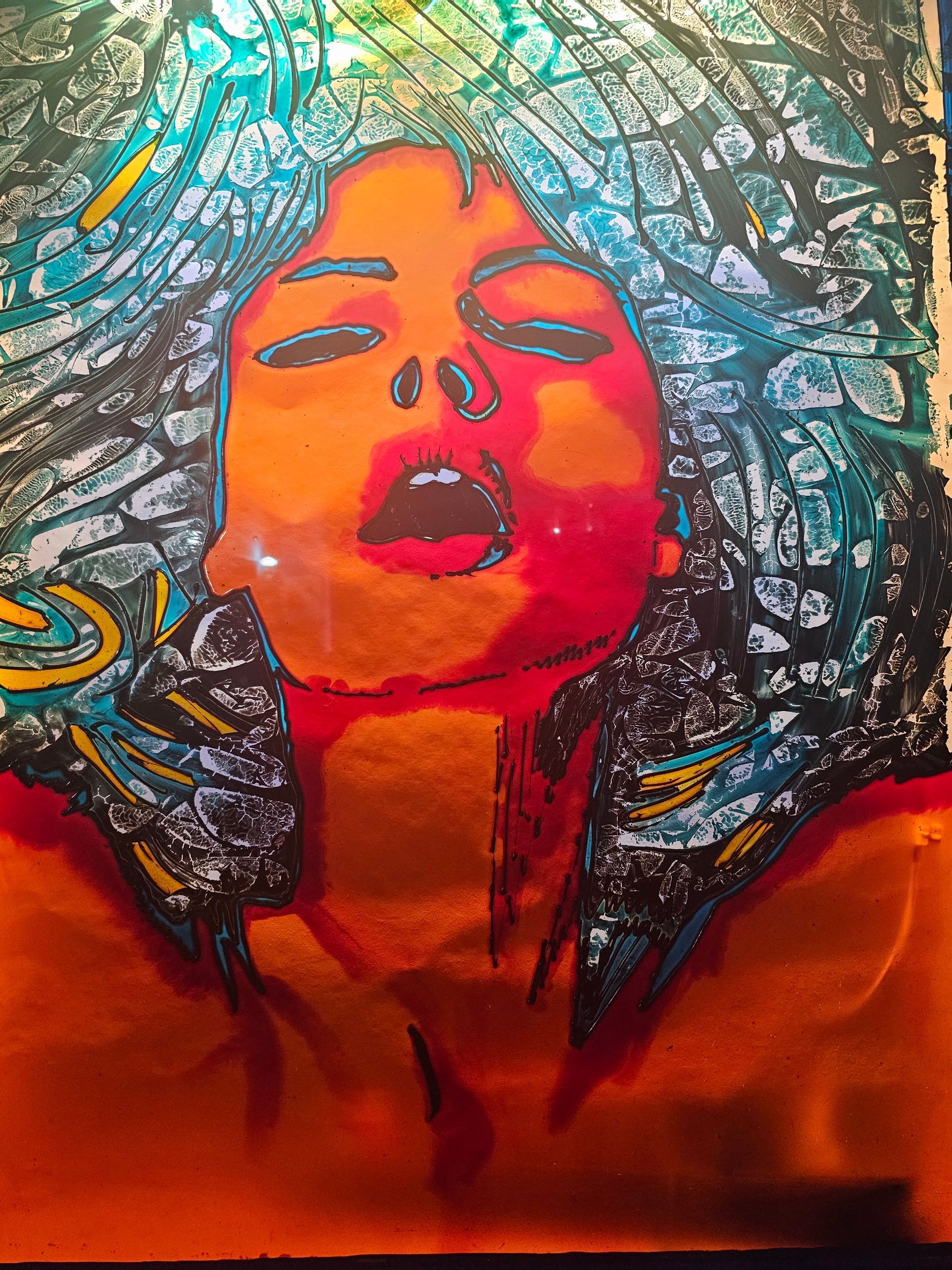 Mosaïque d'une femme aux cheveux bleus avec beaucoup d'émotion