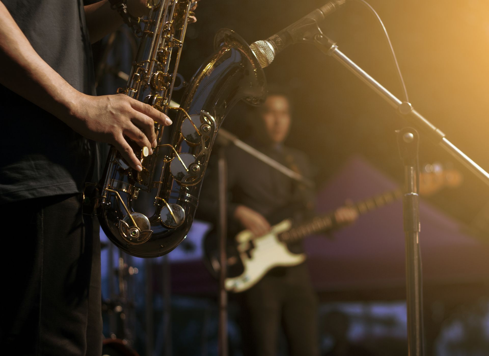 Groupe de musique avec un zoom sur la personne jouant du saxophone