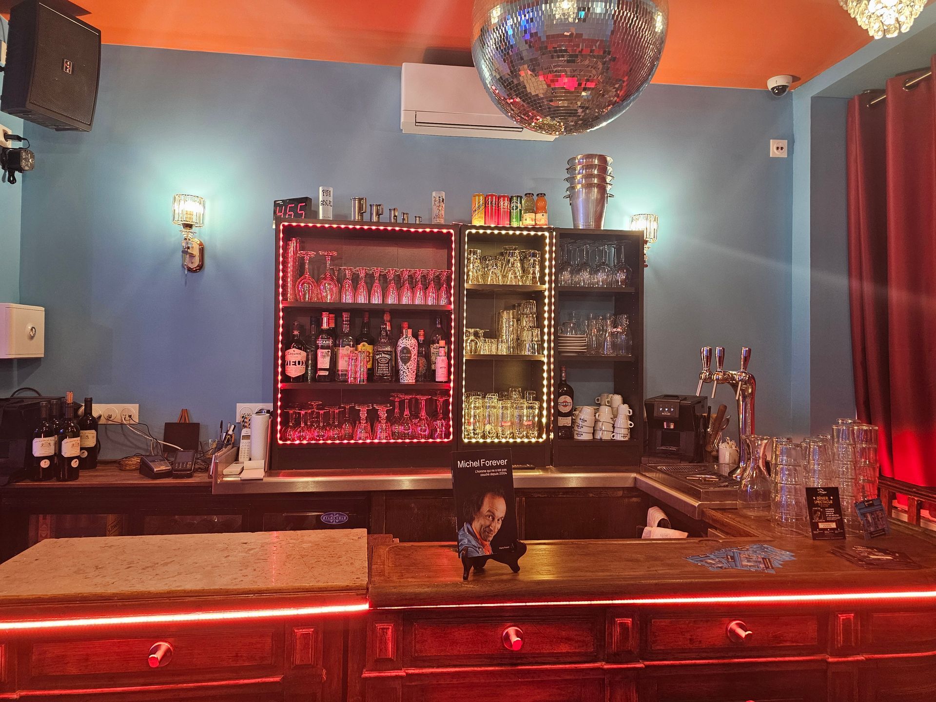 Vue de face du bar du cabaret
