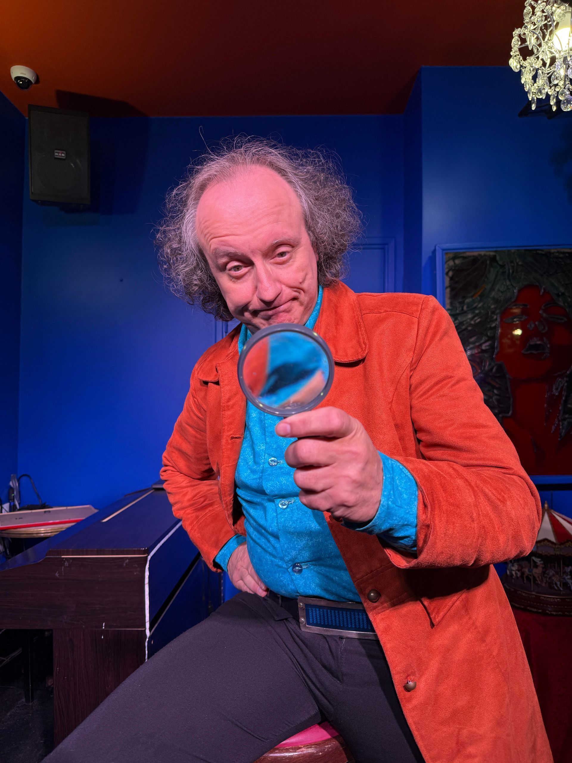 Michel Forever avec une loupe d'enquêteur