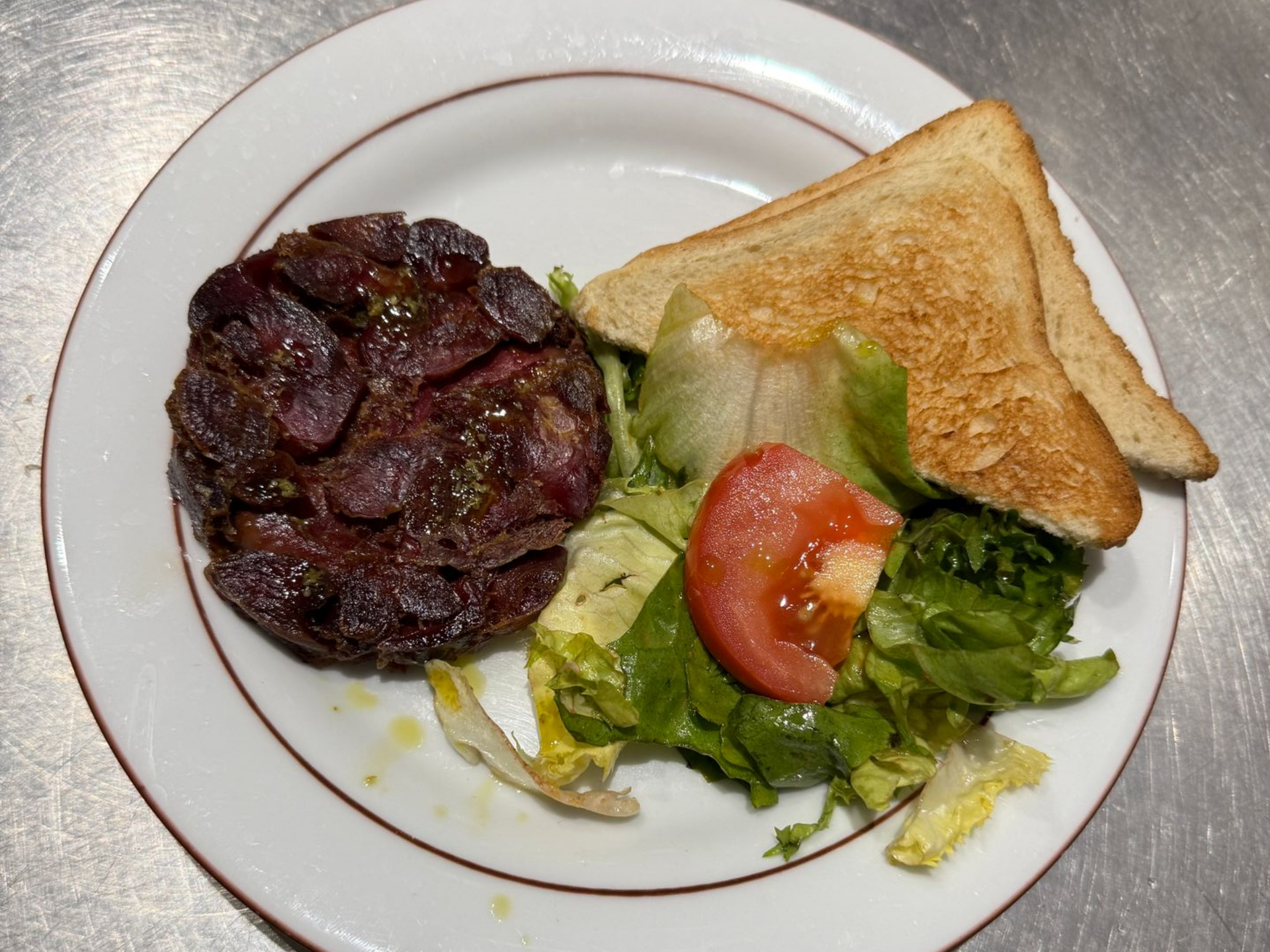 Salade avec bloc de gésiers et deux toasts