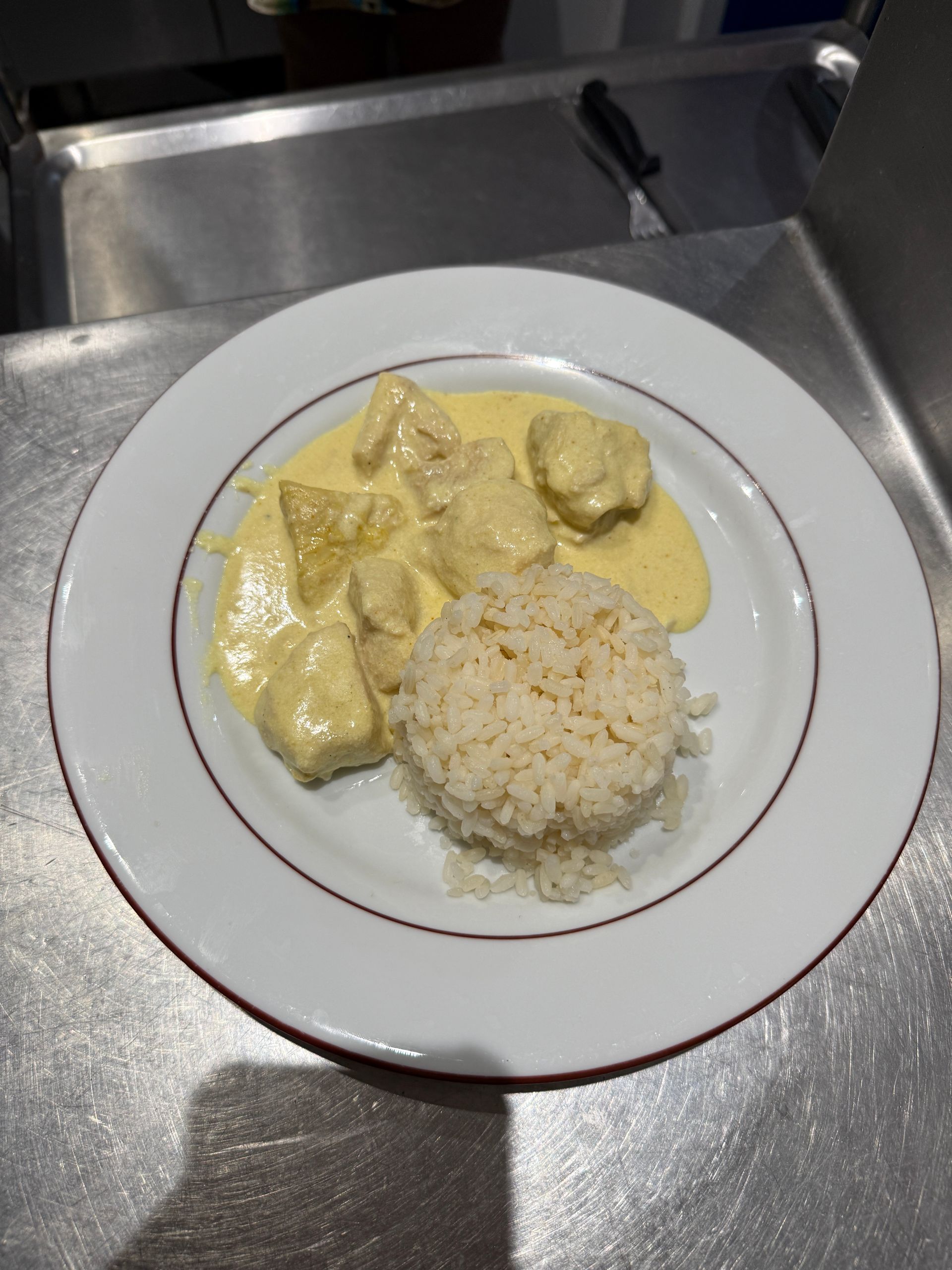 Fricassée de volaille au curry avec du riz