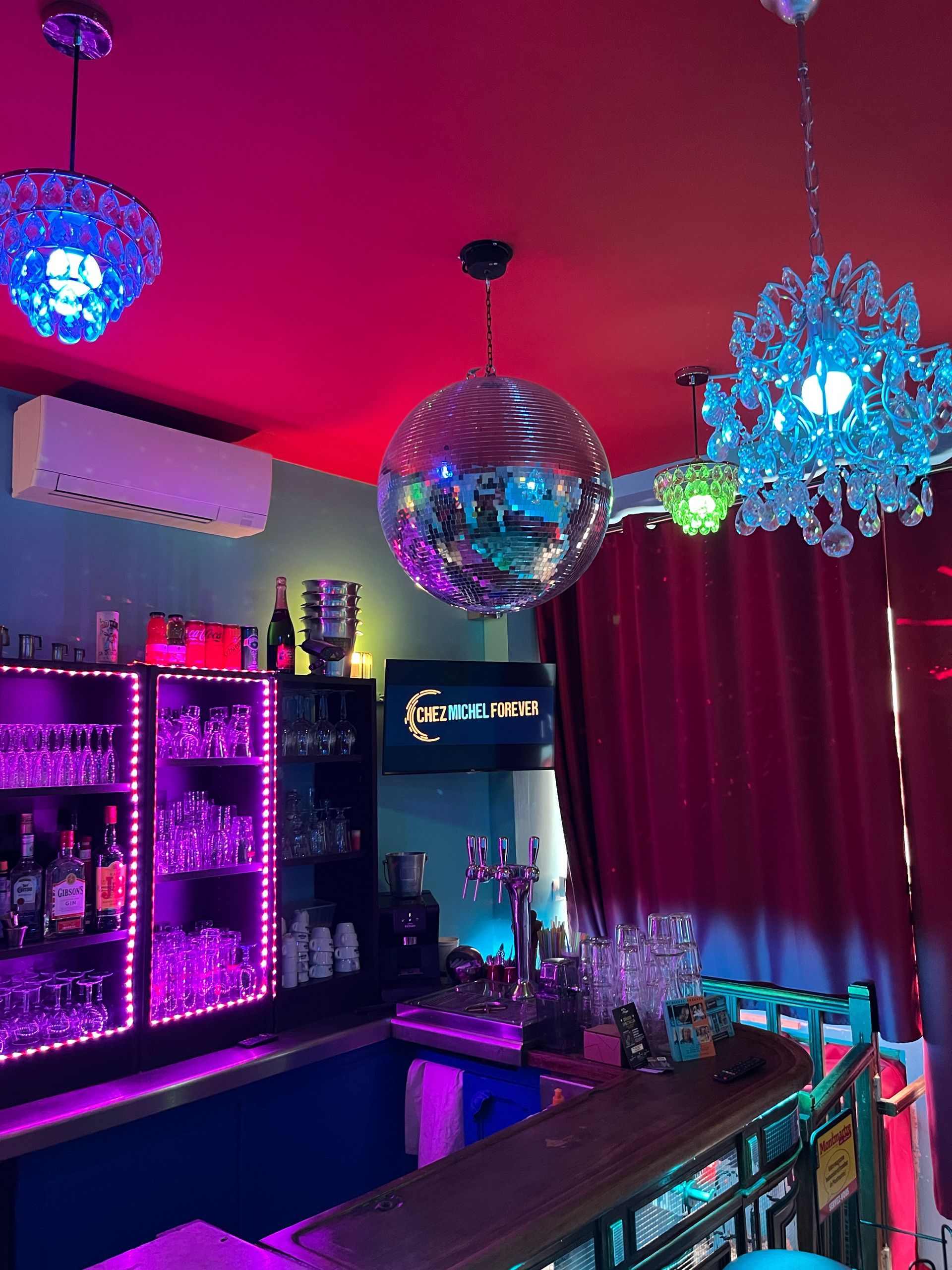 Bar du cabaret Chez Michel Forever avec boule disco