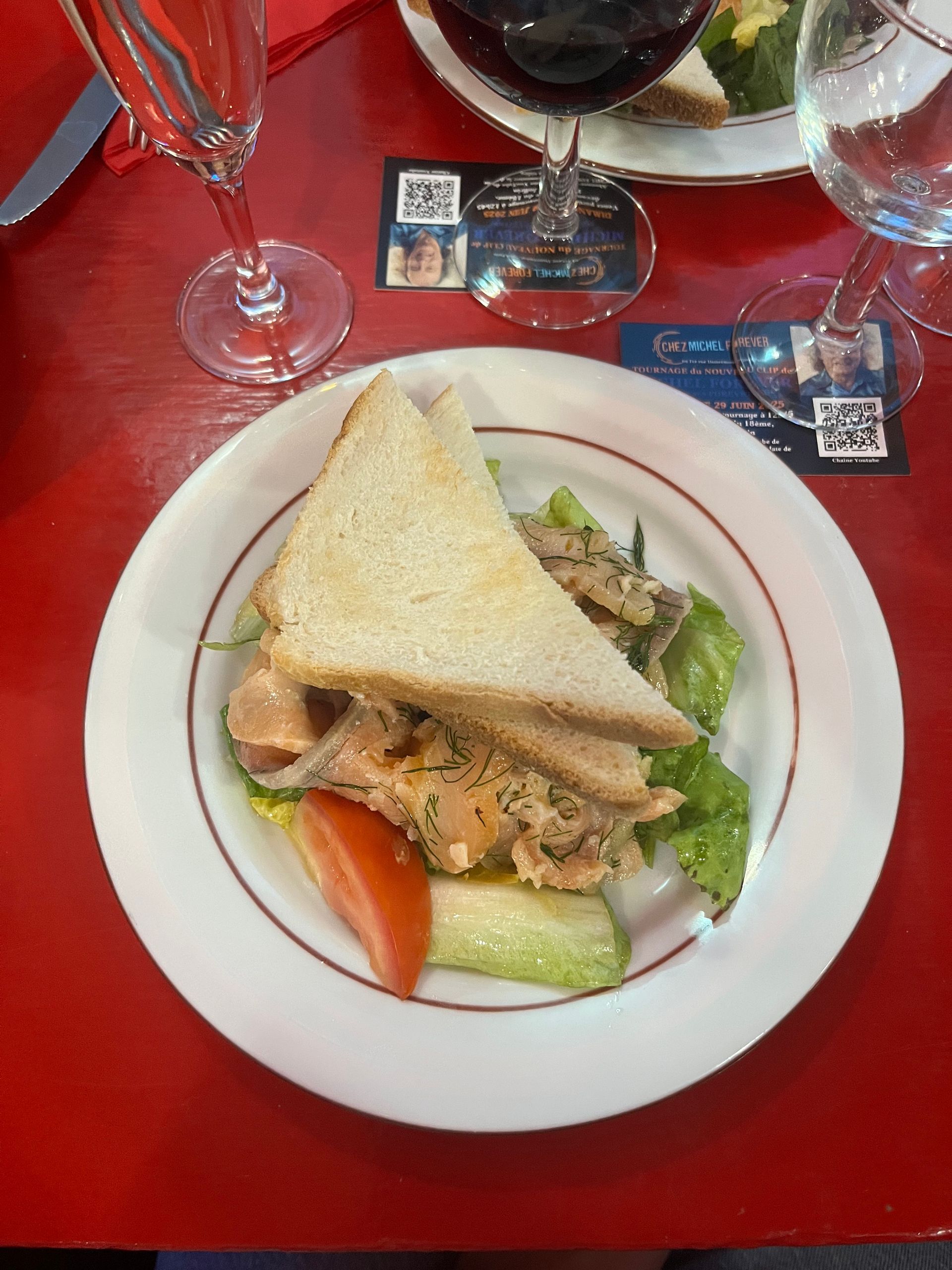 Saumon gravlax avec deux toasts et une salade