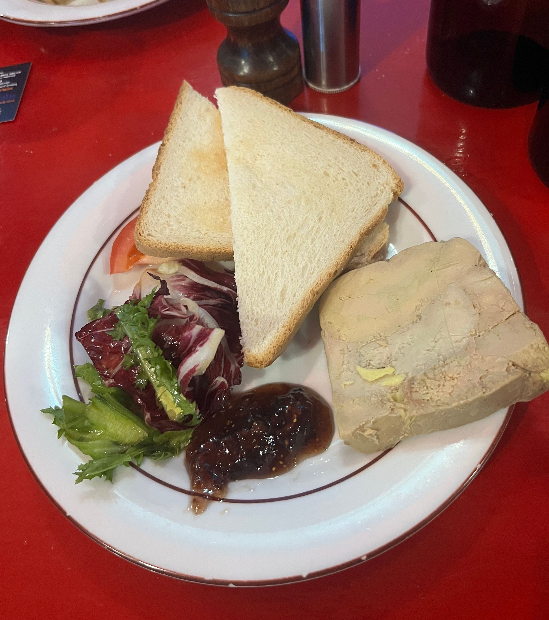 Foie gras de canard avec confit de figues et toasts