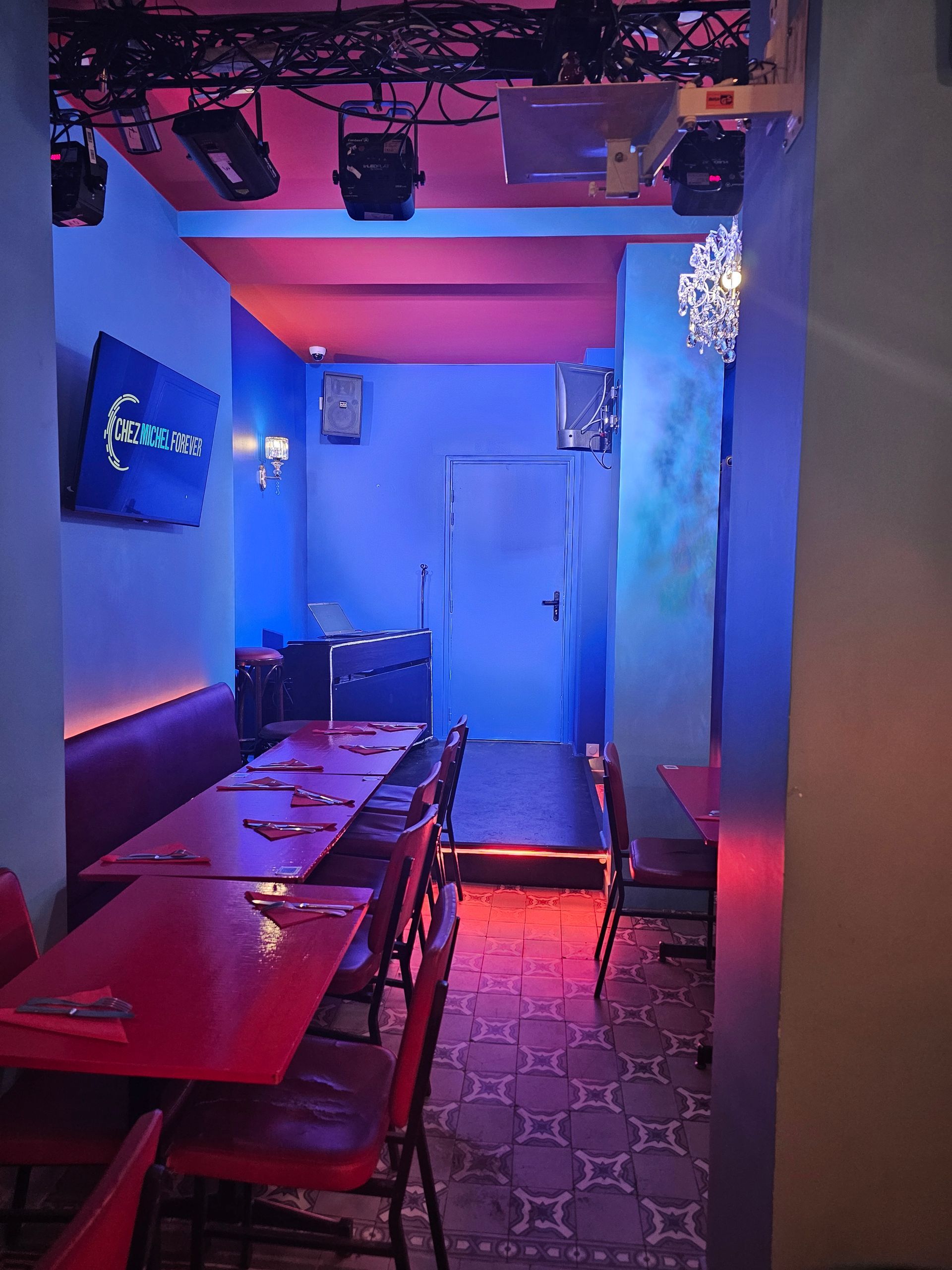 La scène du cabaret restaurant de MICHEL FOREVER