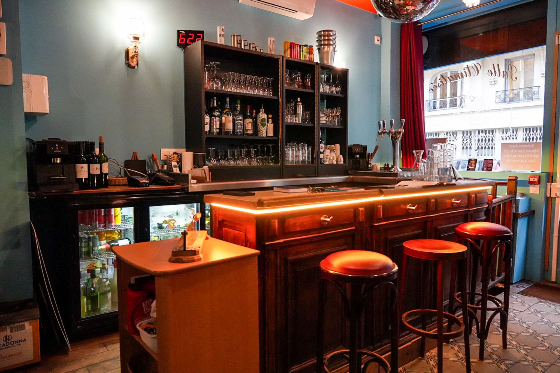 Bar Chez Michel Forever avec des étagères remplies de bouteilles