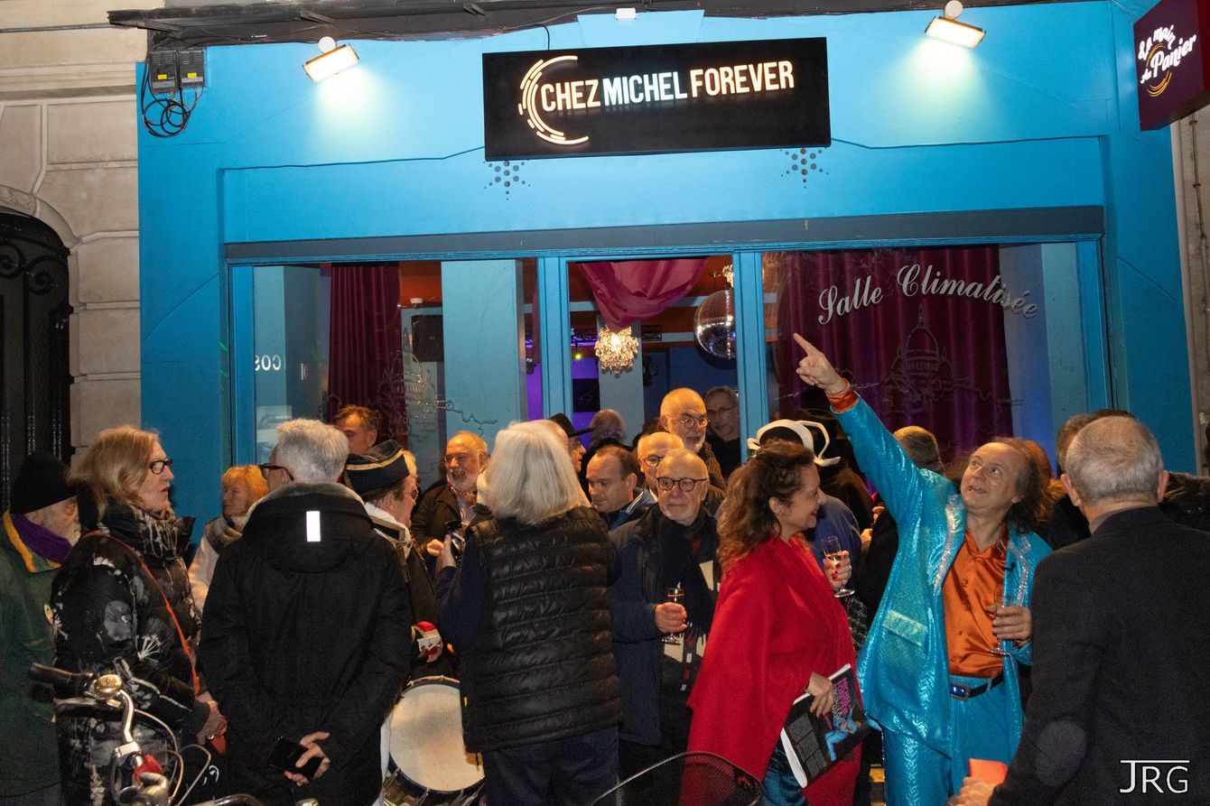 Michel Forever avec des clients devant le cabaret Chez Michel Forever