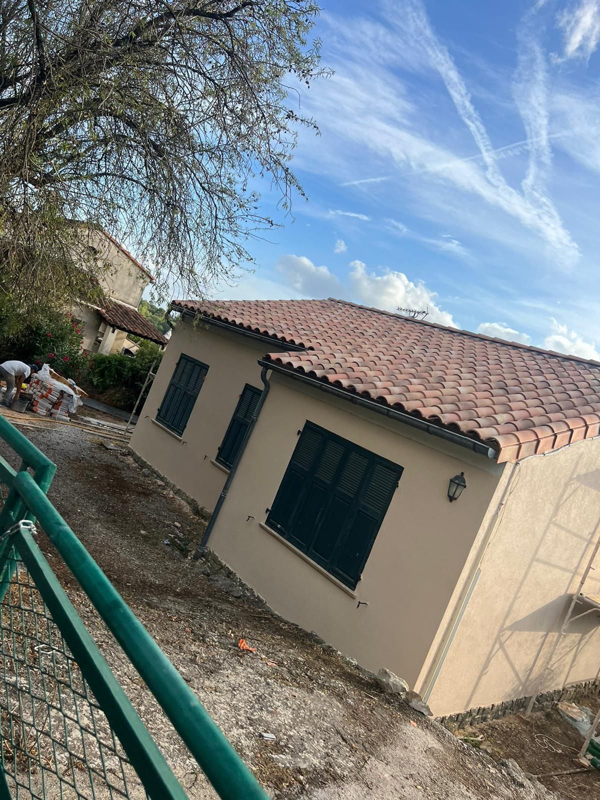 Maison à la toiture refaite à neuf et aux gouttières en zinc