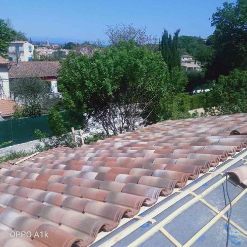 Toiture en tuiles en cours de rénovation