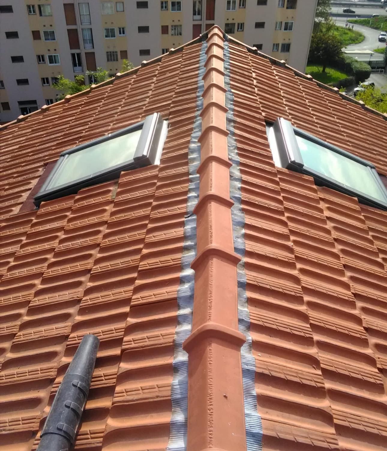 Toiture avec faîtage refait à neuf et tuiles nettoyées