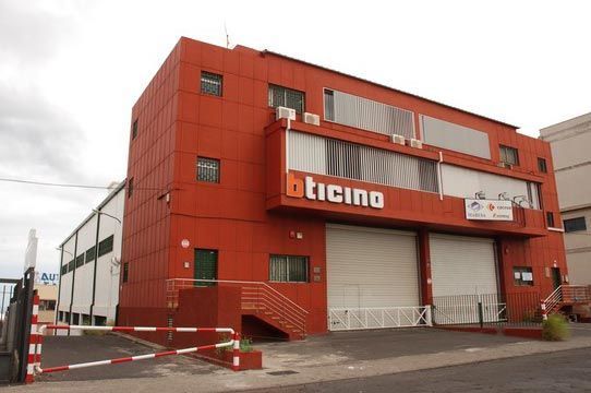 Un edificio rojo con la palabra Ticino en él.