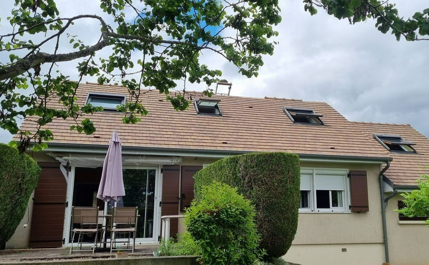 Un toit en tuiles plates après sa rénovation