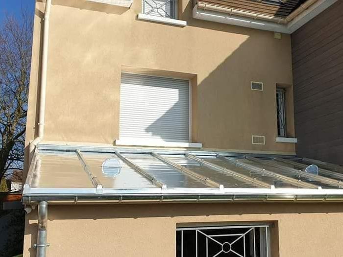 Une avancée de toiture en zinc