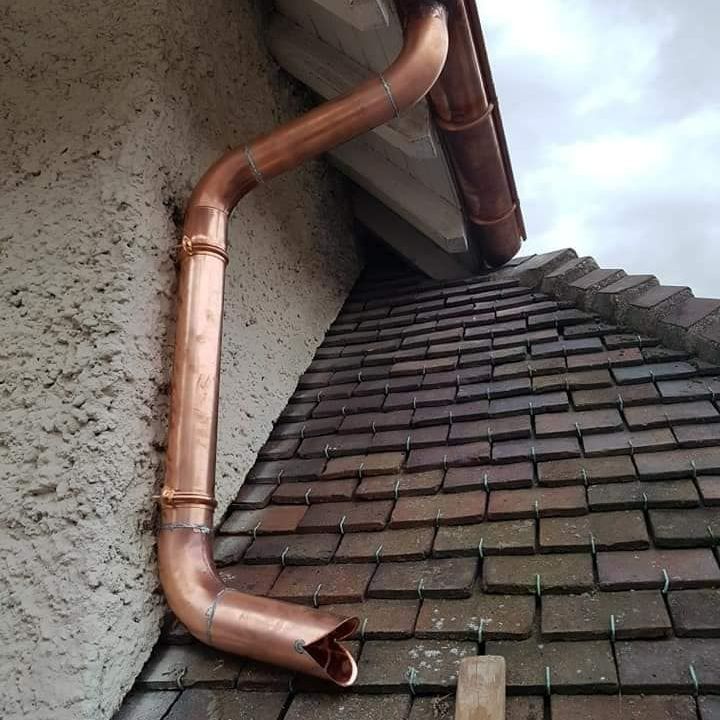 Une gouttière en cuivre