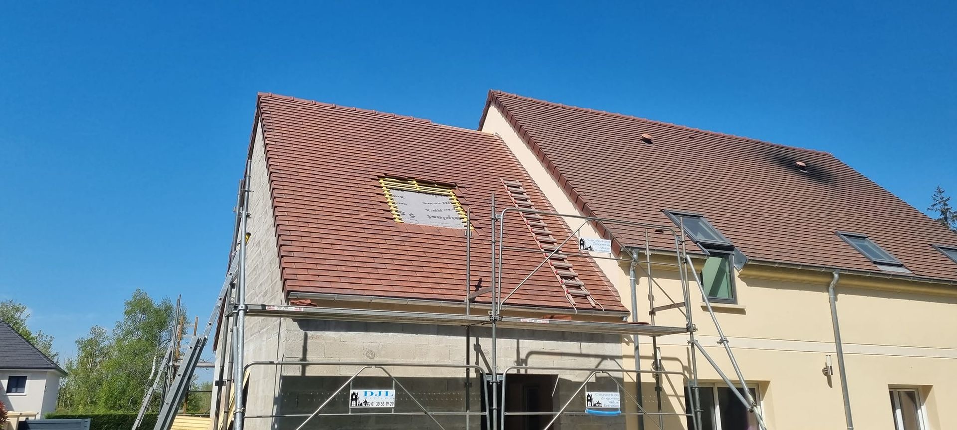 Pose d'une fenêtre de toit sur une couverture en tuiles