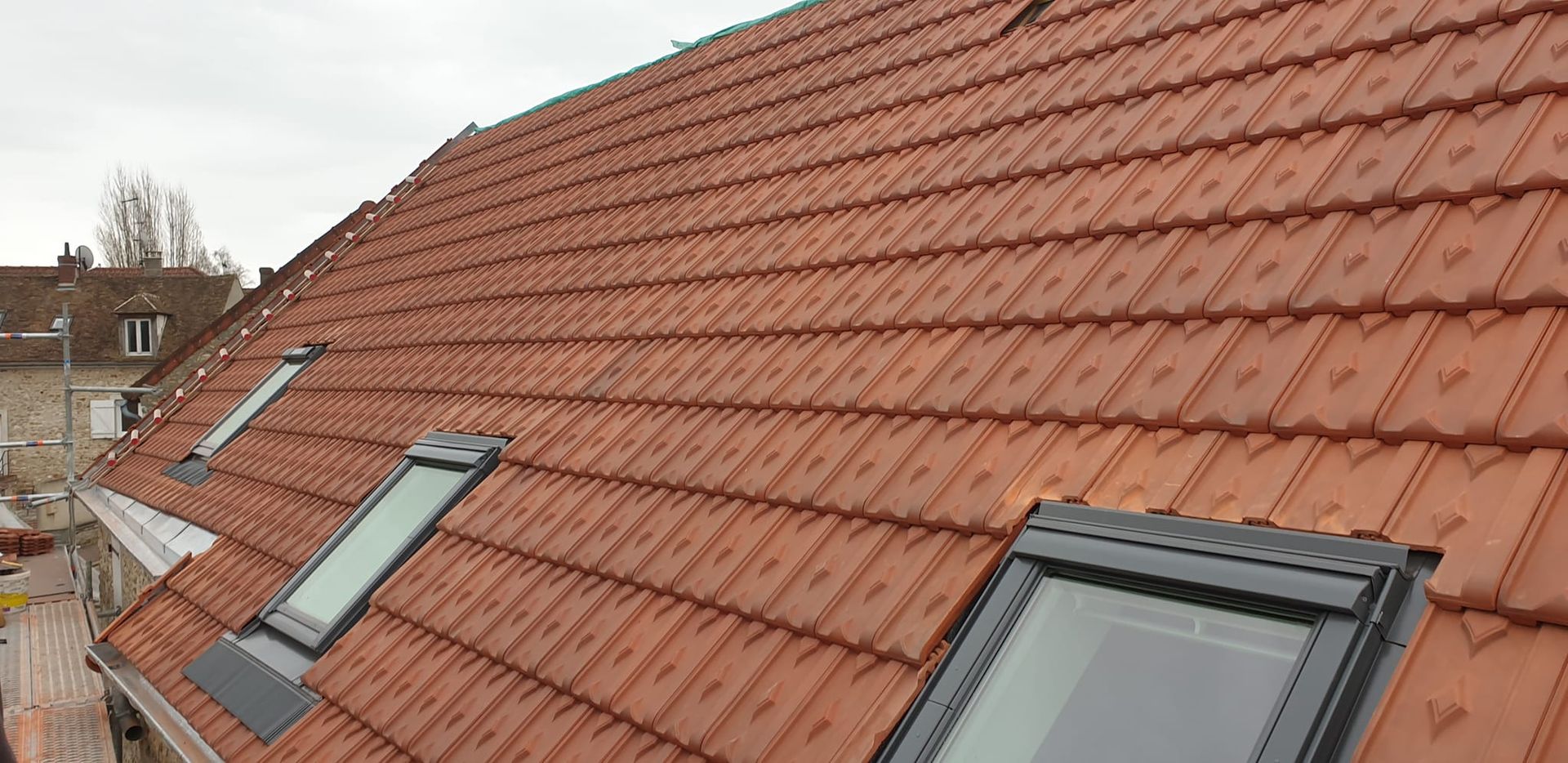 Un toit en tuiles mécaniques