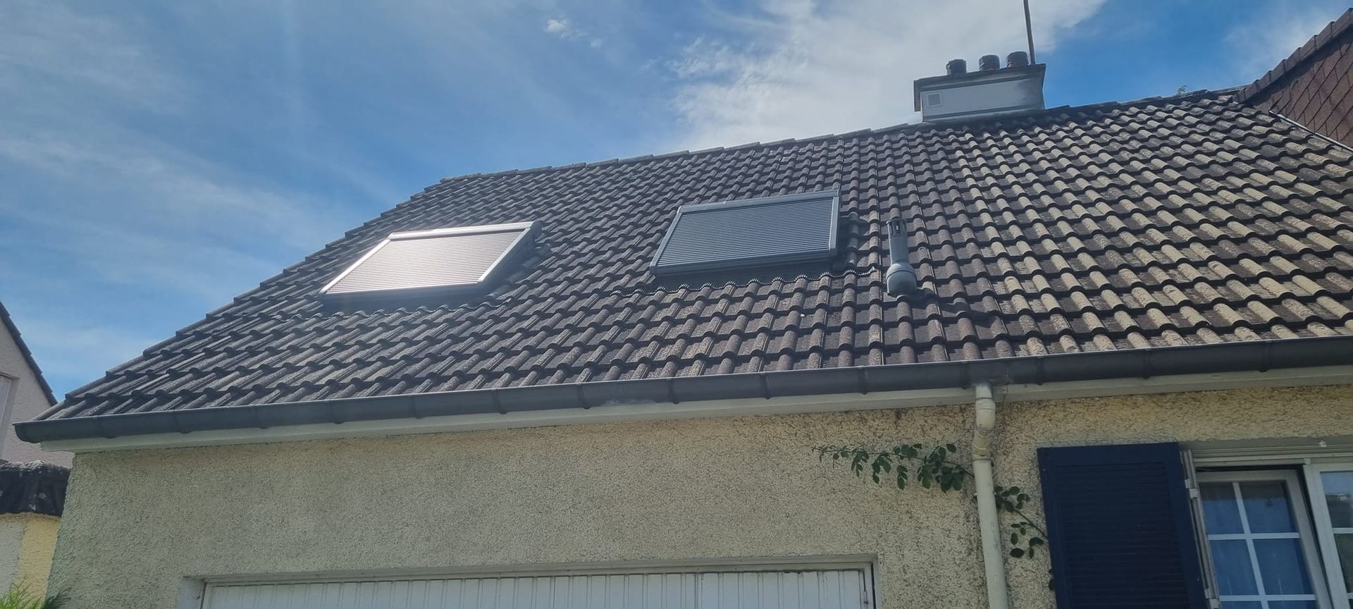 Des volets roulants sur deux fenêtres de toit