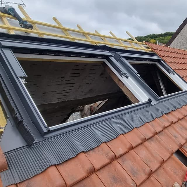 Deux fenêtres de toit en train d'être posées