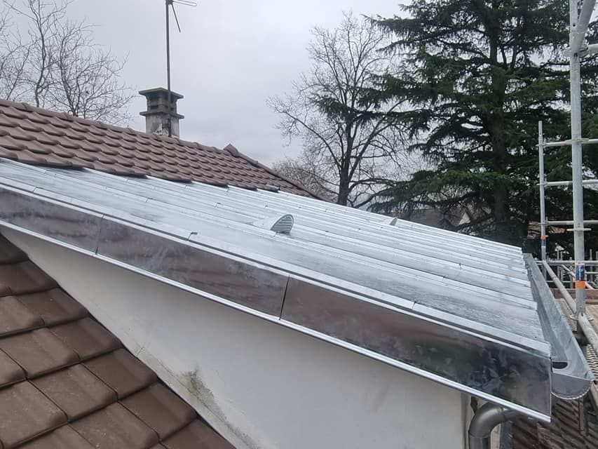 Avancée de toit en zinc vue de côté