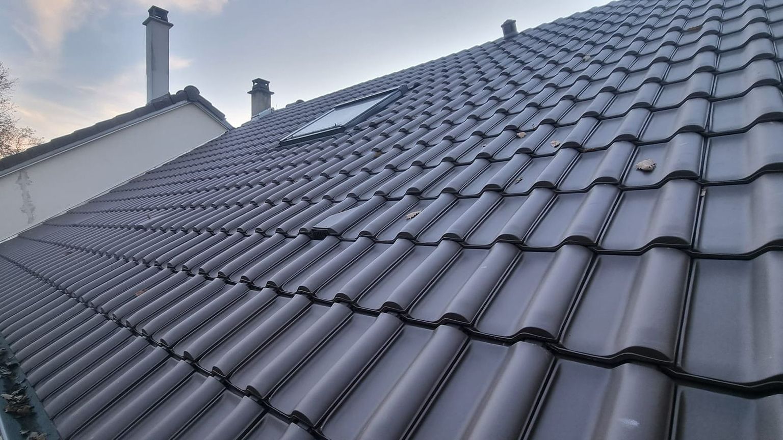 Gros plan sur un toit en tuiles mécaniques