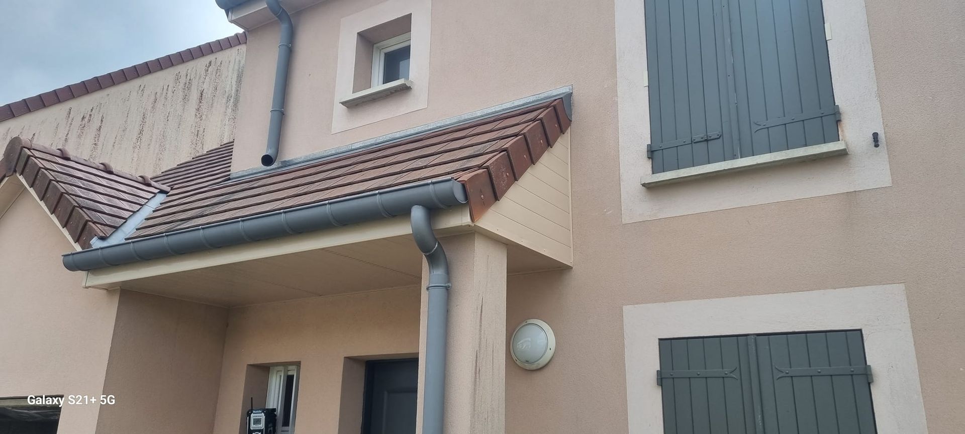 Un bardage sous toiture en PVC posé sur une avancée de toit