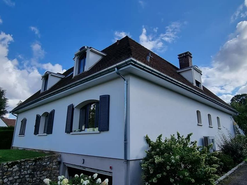 Un bardage sous toiture en PVC sur une maison