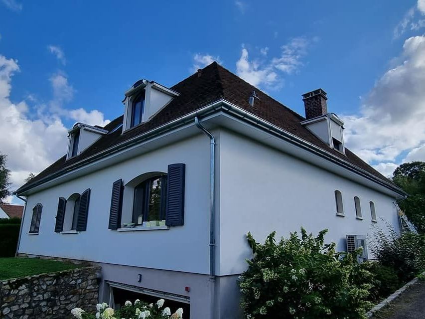 Une maison avec des gouttières en zinc