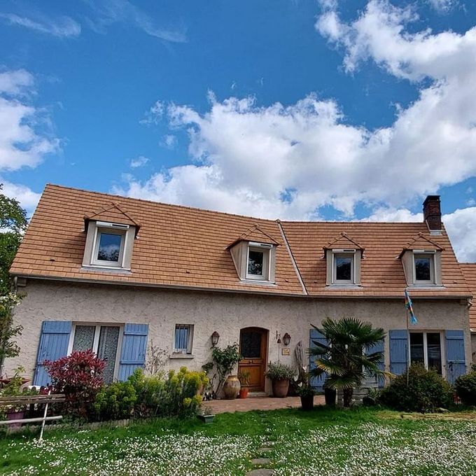 Une maison au toit en tuiles plates rénové