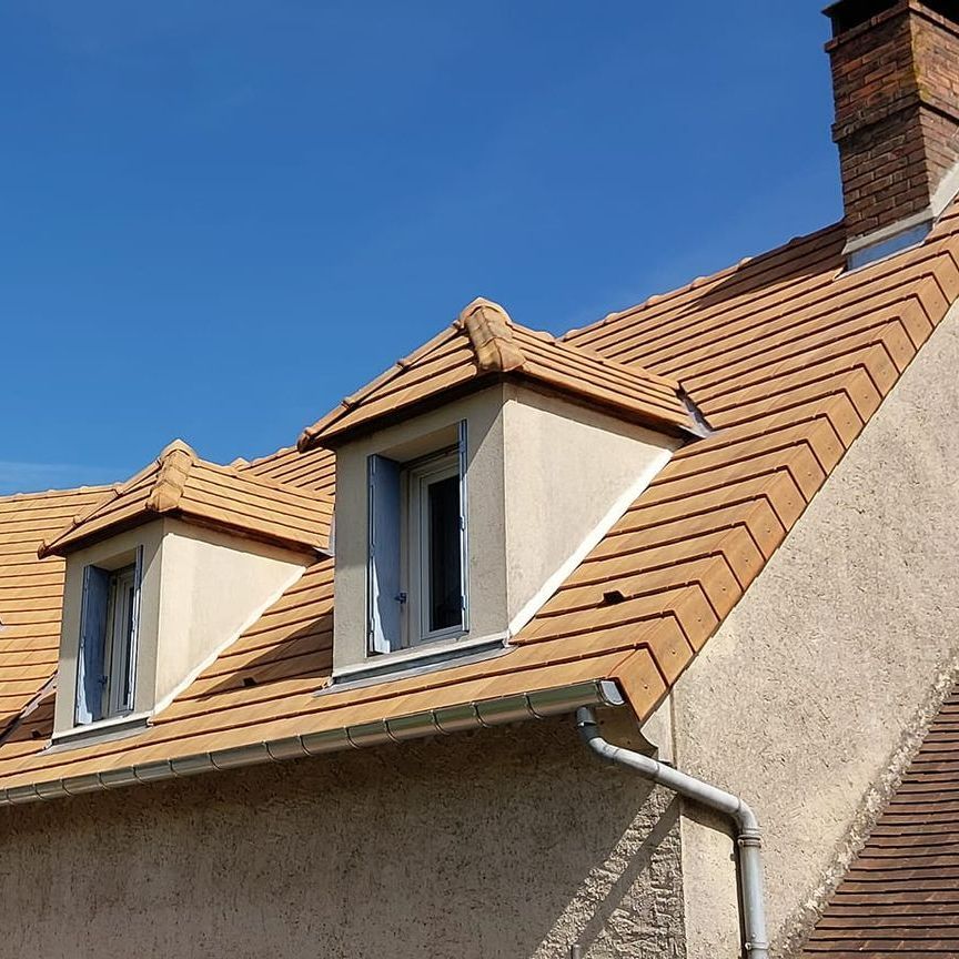 Un toit en tuiles plates entièrement rénové